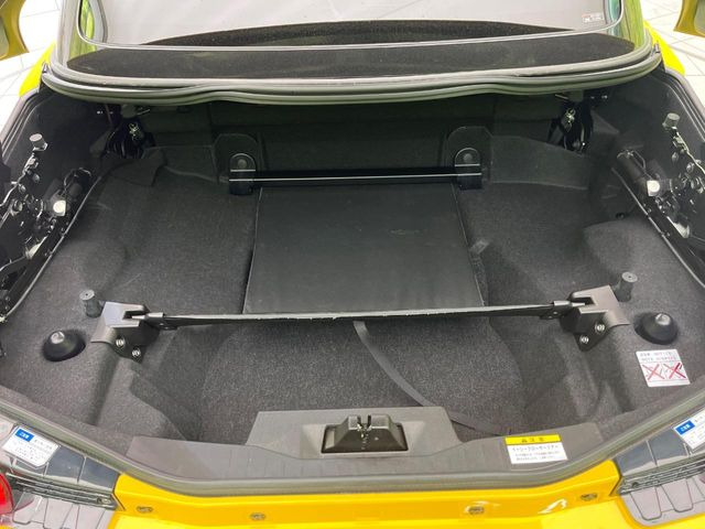 積み下ろしのしやすいデッキにはたっぷりと荷物を積み込んでいただけます。遊びから仕事まで、様々なシーンで頼れます♪