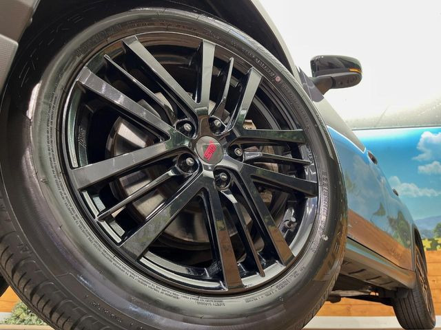 �y����18�C���`�A���~�z�C�[���z�O�ςɃ}�b�`���������A���~�z�C�[���𑕒����Ă���܂��B�e��ЊO�A���~�z�C�[����A�X�^�b�h���X�^�C�����戵�����Ă���܂��B���񂲑��k����������