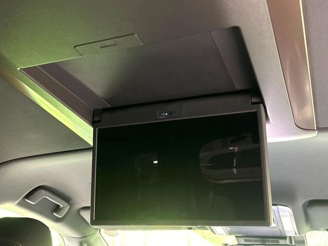 【13.2型有機ELフリップダウン】三列目からでも迫力のエンタメが観れる大画面フリップダウン。有機ELのモニターでは、一般的なフリップダウンよりも高コントラストでキレイな映像を楽しめます。