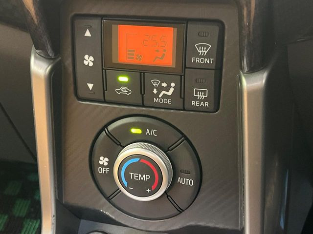 【オートエアコン】一度お好みの温度に設定すれば、車内の温度を検知し風量や温度を自動で調整。暑い&hellip;寒い&hellip;と何度もスイッチ操作をする必要はありません。快適な車内空間には必須の機能ですね♪