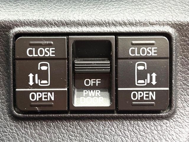 【両側パワースライドドア】スマートキーや運転席のスイッチで後席両側スライドドアの開閉が可能♪電動だから力を入れてドアを開ける必要が無く、小さなお子様でも簡単に開け閉めでき快適です♪