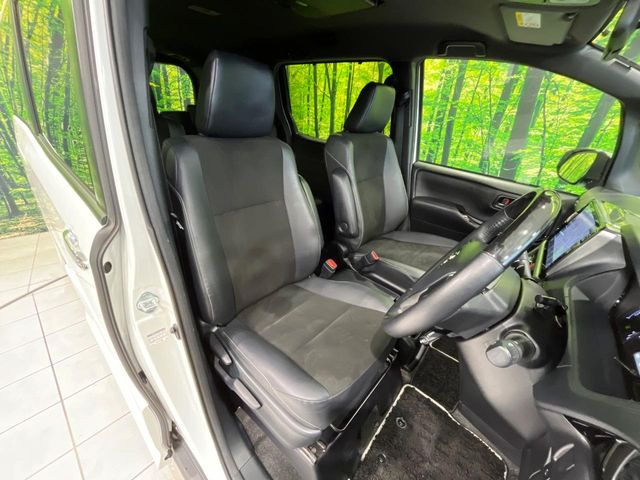 運転席シート廻りは使用感も少なく、良好な状態となっています。丁寧に使われていたことがよくわかりますね。