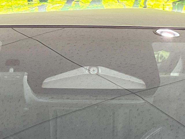 【トヨタセーフティセンス】走行中に前方の車両等を認識し、衝突しそうな時は警報とブレーキで衝突回避と被害軽減をアシスト。より安全にドライブをお楽しみいただけます。