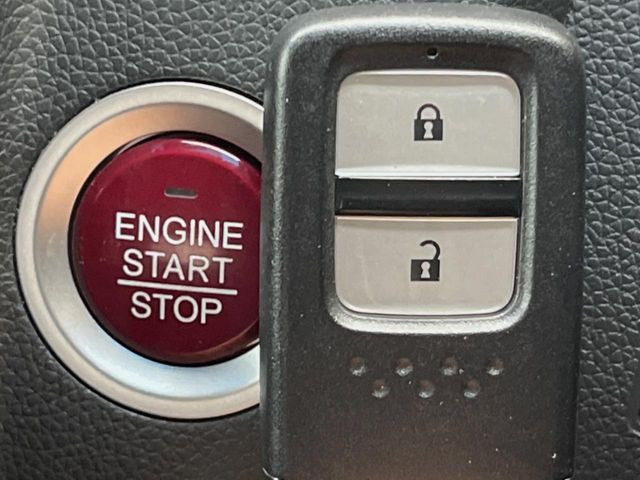 �yHonda�X�}�[�g�L�[�z�J�o����|�P�b�g�ɓ��ꂽ�܂܂ł��h�A�̎{���E�������\�ȃX�}�[�g�L�[�𑕔��B�G���W���̃I���E�I�t�����J�M�����o���K�v����������Ƃ��Ă��֗��ł���