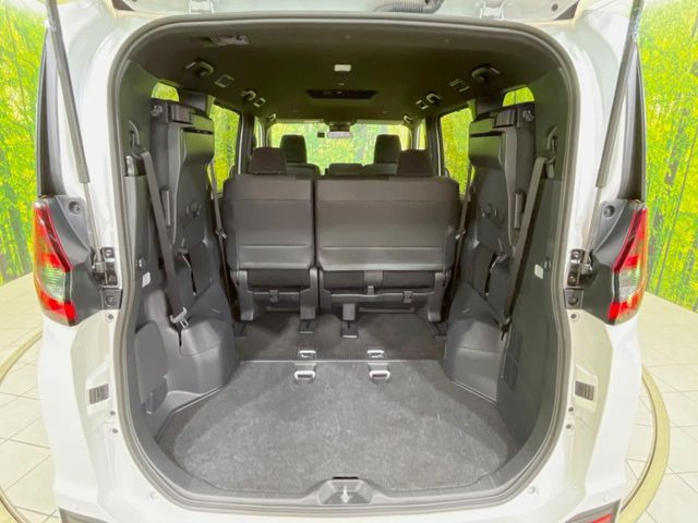 後席を格納すると、これだけの広さが!シーンに合わせたシートアレンジで、大きな荷物も積むことが出来ます♪