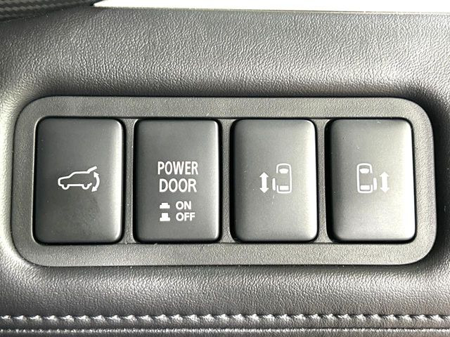 【両側パワースライドドア】スマートキーや運転席のスイッチで後席両側スライドドアの開閉が可能♪電動だから力を入れてドアを開ける必要が無く、小さなお子様でも簡単に開け閉めでき快適です♪