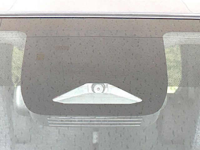 【トヨタセーフティセンス】走行中に前方の車両等を認識し、衝突しそうな時は警報とブレーキで衝突回避と被害軽減をアシスト。より安全にドライブをお楽しみいただけます。