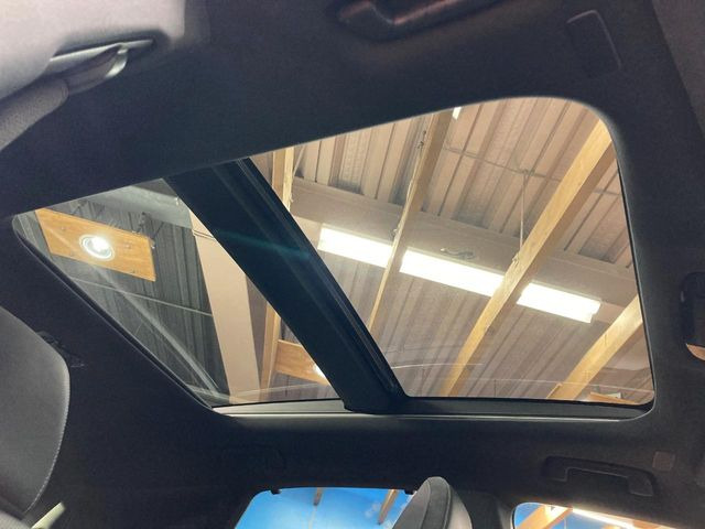 【大型サンルーフ】車内の解放感が一気に上がる大型のパノラマルーフ!季節を問わず開放的で快適なドライブをお楽しみいただけます。流通量も少なく希少価値の高い人気の装備です♪