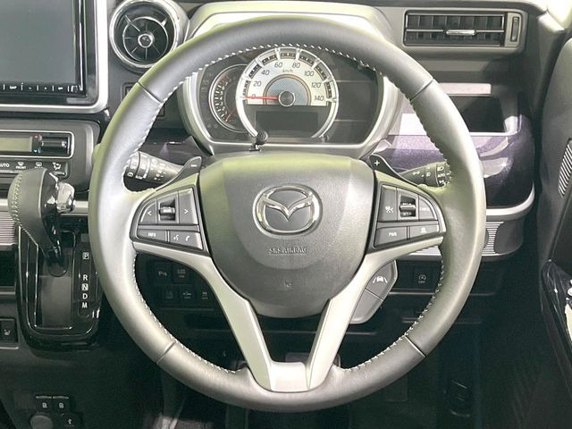 インテリアに合わせたデザインのステアリングは、運転される方のことも考え、運転しやすい形状、大きさです。是非一度、実際に触ってお確かめください。