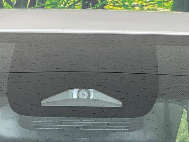 【トヨタセーフティセンス】走行中に前方の車両等を認識し、衝突しそうな時は警報とブレーキで衝突回避と被害軽減をアシスト。より安全にドライブをお楽しみいただけます。