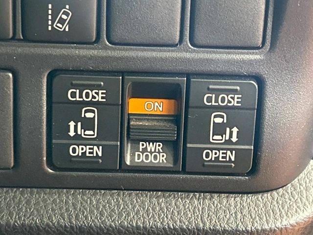【両側スライドドア】駐車場で隣の車との間隔が狭く乗りにくい時、スライドドアなら安心!ドアオープン時も幅を取らず、開口部が広いので乗り降りがとっても簡単です。大きな荷物の出し入れも後席から可能♪