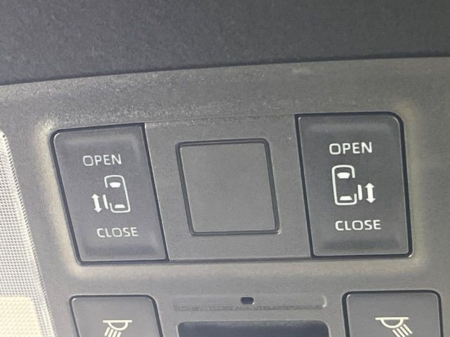 【両側パワースライドドア】スマートキーや運転席のスイッチで後席両側スライドドアの開閉が可能♪電動だから力を入れてドアを開ける必要が無く、小さなお子様でも簡単に開け閉めでき快適です♪