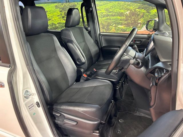 運転席シート廻りは使用感も少なく、良好な状態となっています。丁寧に使われていたことがよくわかりますね。