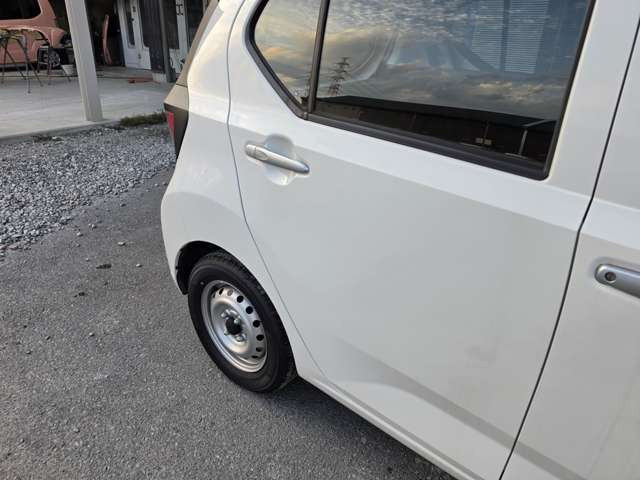 右側の後ろのドアと、後ろのタイヤまわりです。後ろもヒンジ式のドアで、取っ手はシルバーです。