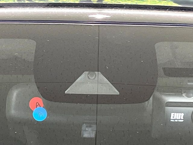 【トヨタセーフティセンス】走行中に前方の車両等を認識し、衝突しそうな時は警報とブレーキで衝突回避と被害軽減をアシスト。より安全にドライブをお楽しみいただけます。