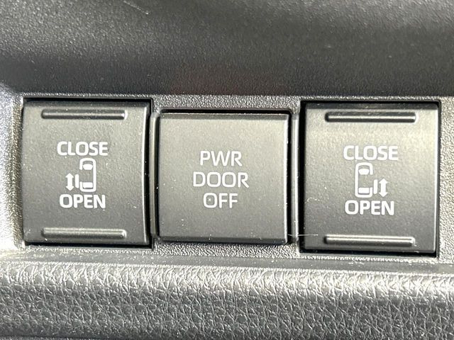 【両側パワースライドドア】スマートキーや運転席のスイッチで後席両側スライドドアの開閉が可能♪電動だから力を入れてドアを開ける必要が無く、小さなお子様でも簡単に開け閉めでき快適です♪