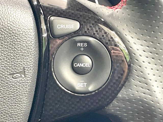 【クルーズコントロール】高速道路もラクラク走行。アクセルを離しても一定速度で走行ができ、長距離運転時の負担を軽減!加速・減速も簡単なスイッチ操作で調整できます。