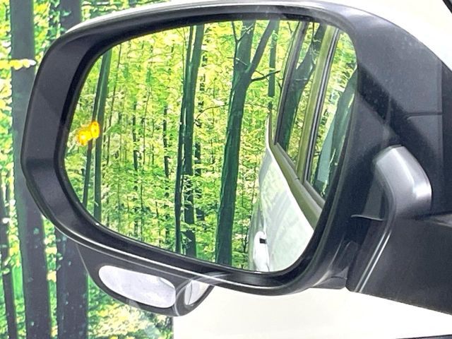 【ブラインドスポットモニター】走行中、ドアミラーの死角になりやすい箇所に後続車が接近するとサイドミラーのレンズに警告を表示!ドライバーに注意喚起をしてくれます。