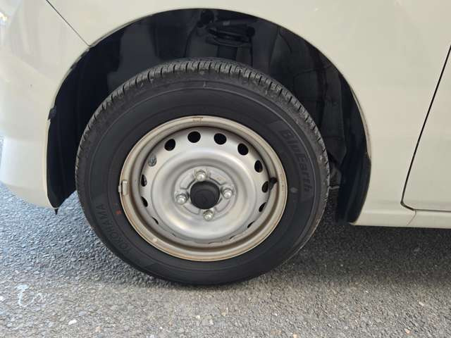 タイヤとスチールホイールです。タイヤはヨコハマのブルーアースで、側面に名前が見えます。