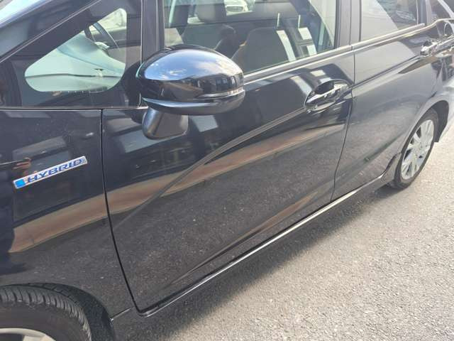 ���O�̃h�A�ƃh�A�~���[�ł��B������̑O�̃^�C���̏�ɂ�HYBRID�̃G���u����������܂��B