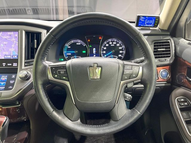 �C���e���A�ɍ��킹���f�U�C���̃X�e�A�����O�́A�^�]�������̂��Ƃ��l���A�^�]���₷���`��A�傫���ł��B�����x�A���ۂɐG���Ă��m���߂��������B