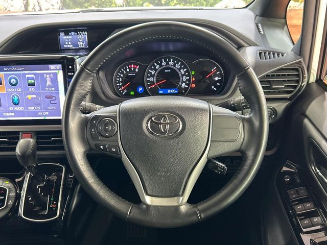 【純正革巻きステアリング】上質な革を使用することで、手にしっかり馴染みとても運転しやすいハンドルです♪