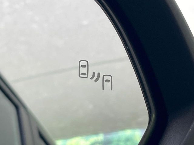 【ブラインドスポットモニター】走行中、ドアミラーの死角になりやすい箇所に後続車が接近するとサイドミラーのレンズに警告を表示!ドライバーに注意喚起をしてくれます。