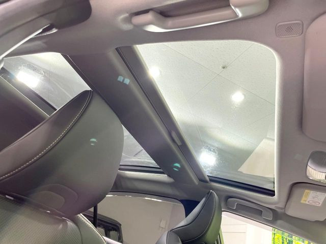 【ガラスルーフ】ガラスルーフ搭載で車内の解放感が一気にアップ!開放的なドライブをお楽しみいただけます。