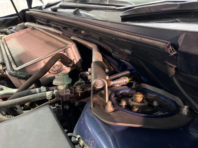 【STIタワーバー】お車の剛性を高めるタワーバーを装備。よりスムーズなコーナリング走行が可能となり、走りも楽しめます。