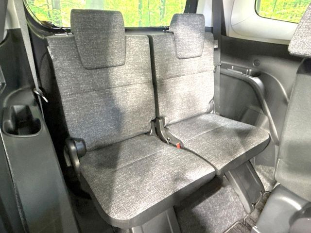 床下収納式のサードシートです。座席部分をコンパクトに収納でき、広大な荷室スペースとしてお使いいただけます!乗車人数や荷物の量など利用シーンに合わせて3列目を有効活用でき、とっても便利♪