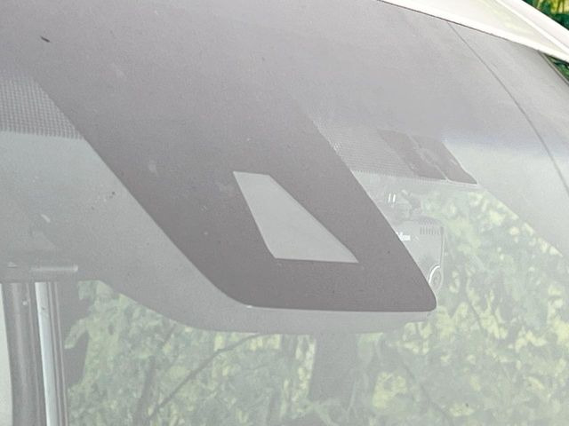【トヨタセーフティセンス】走行中に前方の車両等を認識し、衝突しそうな時は警報とブレーキで衝突回避と被害軽減をアシスト。より安全にドライブをお楽しみいただけます。
