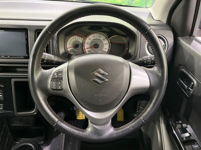 �C���e���A�ɍ��킹���f�U�C���̃X�e�A�����O�́A�^�]�������̂��Ƃ��l���A�^�]���₷���`��A�傫���ł��B�����x�A���ۂɐG���Ă��m���߂��������B