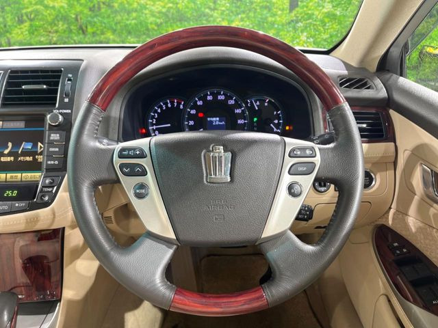 �C���e���A�ɍ��킹���f�U�C���̃X�e�A�����O�́A�^�]�������̂��Ƃ��l���A�^�]���₷���`��A�傫���ł��B�����x�A���ۂɐG���Ă��m���߂��������B
