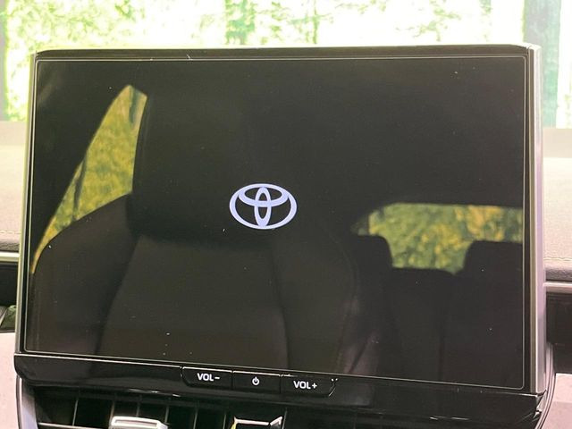 【メーカー純正10型ナビ】インテリアに溶け込むスタイリッシュな「専用設計」メーカーナビを装備♪視認性や操作性など基本性能にも優れ、より上質なカーライフをお楽しみいただけます。