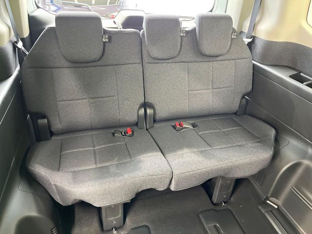 床下収納式のサードシートです。座席部分をコンパクトに収納でき、広大な荷室スペースとしてお使いいただけます!乗車人数や荷物の量など利用シーンに合わせて3列目を有効活用でき、とっても便利♪