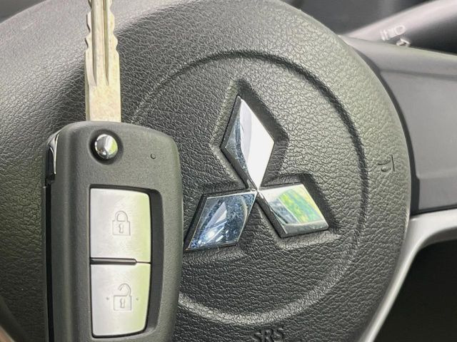 【キーレス】少し離れた場所からでもボタン一つでドアの開錠・施錠ができるのでとっても便利!ドアの鍵穴周りに傷をつけることもありません♪