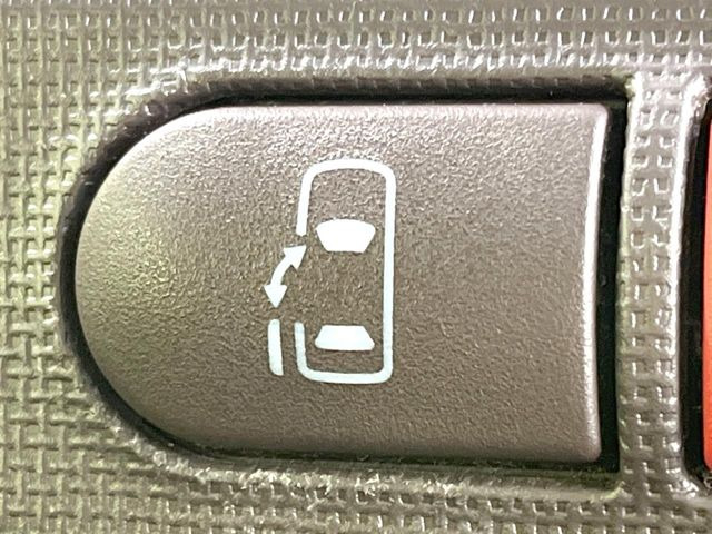 【パワースライドドア】スマートキーや運転席のスイッチでスライドドアの開閉が可能♪電動だから力を入れてドアを開ける必要が無く、小さいお子様でも、重い荷物を持っている時もラクに開け閉めできます♪