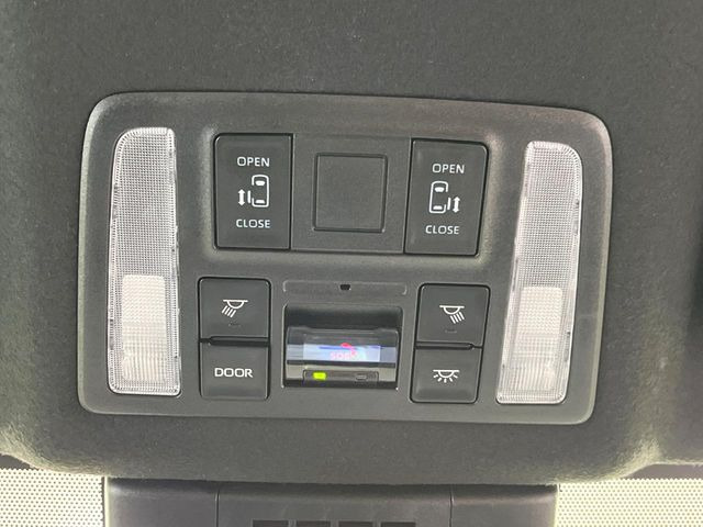 【両側パワースライドドア】スマートキーや運転席のスイッチで後席両側スライドドアの開閉が可能♪電動だから力を入れてドアを開ける必要が無く、小さなお子様でも簡単に開け閉めでき快適です♪