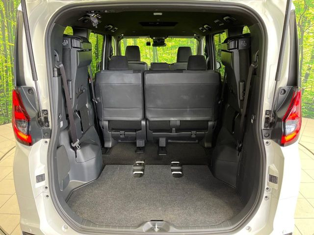 普段のお買い物や通勤、送迎等に十分な荷室スペースを確保しております。セカンドシートを倒すと、大きな荷物の積載も可能です♪