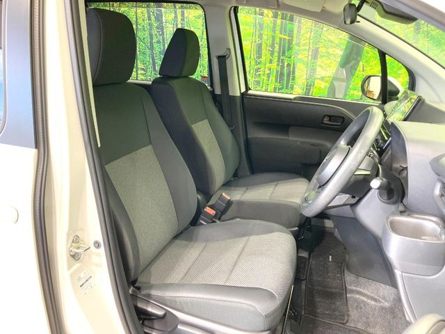 運転席シート廻りは使用感も少なく、良好な状態となっています。丁寧に使われていたことがよくわかりますね。