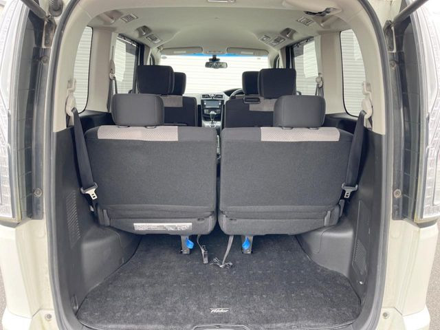 積み下ろしのしやすいデッキにはたっぷりと荷物を積み込んでいただけます。遊びから仕事まで、様々なシーンで頼れます♪