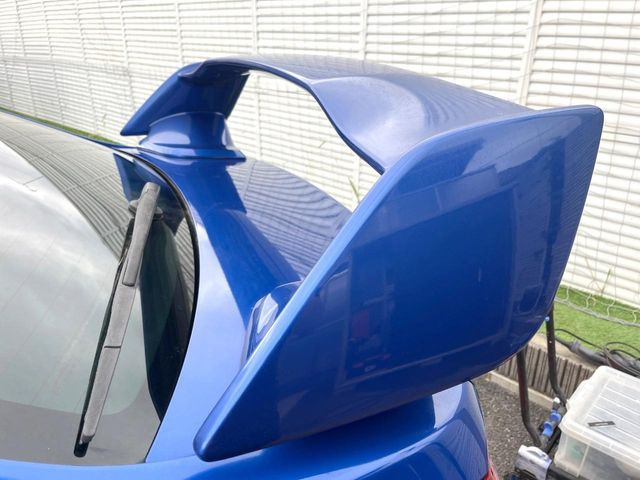 【大型リヤスポイラー】スポーツカーらしさがグッと引き立つ大型リヤスポイラーを装着♪高速走行時のスタビリティ(走行安定性)向上に役立ちます。