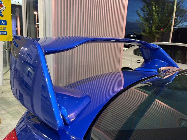 【大型リヤスポイラー】スポーツカーらしさがグッと引き立つ大型リヤスポイラーを装着♪高速走行時のスタビリティ(走行安定性)向上に役立ちます。