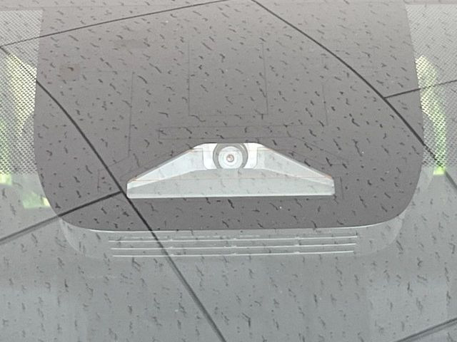 【トヨタセーフティセンス】走行中に前方の車両等を認識し、衝突しそうな時は警報とブレーキで衝突回避と被害軽減をアシスト。より安全にドライブをお楽しみいただけます。