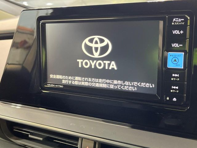 【純正ナビ】人気の純正ナビを装備しております。ナビの使いやすさはもちろん、オーディオ機能も充実!キャンプや旅行はもちろん、通勤や買い物など普段のドライブも楽しくなるはず♪