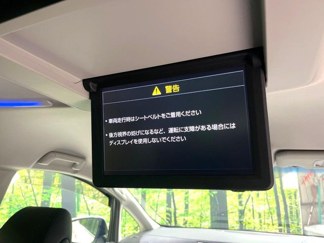 【12.1型フリップダウン】大画面モニターで後席でもエンタメをお楽しみいただけます。家族や友人とお出かけする機会が多い方に大人気です♪