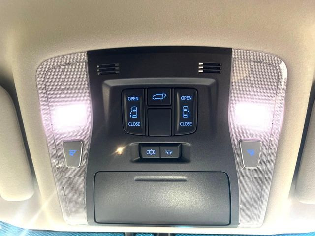 【両側パワースライドドア】スマートキーや運転席のスイッチで後席両側スライドドアの開閉が可能♪電動だから力を入れてドアを開ける必要が無く、小さなお子様でも簡単に開け閉めでき快適です♪