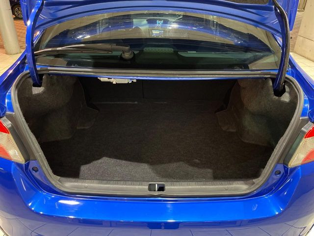 積み下ろしのしやすいデッキにはたっぷりと荷物を積み込んでいただけます。遊びから仕事まで、様々なシーンで頼れます♪