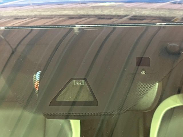 【プリクラッシュセーフティ】前方の車両等を検知し、衝突しそうな時は警報で注意を促し、ブレーキを踏む力をサポート。ブレーキを踏めなかった場合は衝突被害軽減ブレーキが作動、衝突回避をサポートします。
