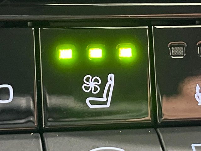 【シートヒーター&ベンチレーション】夏場は涼しい風でお尻や背中の熱やムレを防ぎ、冬はエアコンよりも早く温まってポカポカに!季節を問わず快適に過ごせます。